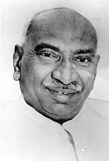 Medaimani's tweet photo. காமராஜர் முதல்வர் ஆன பிறகு, அவர் போட்டியிட்ட இடைத்தேர்தலில் நடந்தவை !!

வோட்டுக்கு பணம் , பணக்காரர்களின் அட்டூழியம் , எதிர்க்கட்சி முடக்கம் போன்ற பல நடந்த தேர்தல் !!

இந்திய மார்க்ஸிஸ்ட் கம்யூனிஸ்ட்
தலைவர்களில் ஒருவராகிய திரு. K.R.
சுந்தரம் Ex. MLA (குடியாத்தம்) அவர்களிடம்
மேடைமணி ஆசிரியர் எடுத்திட்ட பேட்டி!!

1952 பொதுத் தேர்தலில், காங்கிரஸ் சார்பில் A.J. அருணாசல
முதலியார் வெற்றி பெற்றார். அவர் நூல் வியாபாரி. கம்யூனிஸ்ட்
சார்பில் Dr. G. கண்ணபிரான் போட்டியிட்டார்.  அதில்
காங்கிரஸ் கட்சி வெற்றி பெற்றது. அவரது வெற்றியை ஆட்சேபித்த
கேஸ் போட்டோம். காரணம், அவர் அரசாங்க நூல் வியாபாரி.
கேஸில் எங்களுக்கு வெற்றி கிடைத்தது. எனவே, 1954-ல்
இடைத்தேர்தல் வந்தது. ராஜாஜி - காமராஜ் பிரச்சனை உள்ள நேரம்
அது. பெரும்பகுதி காமராஜரை ஆதரித்தது. காமராஜ் C.M. ஆன நேரம்.
அப்போது, காமராஜை எதிர்த்து நிற்க திராவிட கட்சிகள்
முன்வரவில்லை.  கம்யூனிஸ்டுகள் தான் Contest.
அப்போது சென்னை ராஜஸ்தானி. அப்போதுள்ள
அனைத்து பணக்காரர்களும், மில் முதலாளிகளும்
காமராஜூக்கே சப்போர்ட்! கேரளாவிலிருந்து
மாதவமேனன், ஆந்திராவிலிருந்து N.G. ரெங்கா,
அப்போது அவர் P.S.P. கட்சி. அவர் காமராஜூக்கு
ஆதரவு. தமிழ்நாட்டில் உள்ள அனைத்து நாடார்
கம்யூனிட்டி முதலாளிகள், T.V.S. சிம்சன், கோயமுத்தூர் G.K.
சுந்தரம், பூண்டி வாண்டையார், ஆம்பூர் ஆணைக்கார் சுக்கூர்
பாய், பேரணம்பேட்டு பாய் போன்ற பெரும் பணக்காரர்கள் எல்லாம்
காமராஜூக்கு Full Support. பேரணம்பேட்டு பெரிய பங்களாவில்
தான் காமராஜ் தங்குவார். குடியாத்தத்தில் திருமகள் மில்ஸ் ஓனர்
K.A. சண்முக முதலியார் ஆகிய அனைத்து வசதி படைத்தவர்களும்
அவருக்கு சப்போர்ட். கம்யூனிஸ்ட் கட்சி 1948 முதல் 1951 வரை தடை செய்யப்பட்டது
மிகக் குறைந்த வசதிகளுடன் தான் நாங்கள் போட்டியிட்டோம்.
வால் போஸ்டர்கள் ஒட்டினால், இரவோடு இரவாக கிழித்து
விடுவார்கள். பேனர் கட்டினால், மறுநாள் பேனர் இராது. அந்த
அளவுக்கு ஜனநாயக விரோத போக்கு அன்று இருந்தது. தேர்தல்
Incharge ஆக தமிழ்நாடு கம்யூனிஸ்ட் செயற்குழு உறுப்பினரான C.
சுப்பிரமணிய சர்மா இருந்தார். நான் முழுப் பொறுப்போடு வேலை
செய்தேன். அப்பொழுதே எங்களின் தேர்தல் கூட்டத்திற்கு 5000
அல்லது 6000 பேர் வந்தனர். திருவலம் முதல் வாணியம்பாடி
வரை முழு மூச்சாக வேலை செய்தோம். இப்போது அது மூன்று
தொகுதிகளாயிற்று. (பேரணாம் பட்டு, குடியாத்தம், காட்பாடி) என்
தலைமையில் கேரளாவைச் சார்ந்த ரமணி பேசிக் கொண்டிருந்தார்.
காங்கிரஸ்காரர்களின் கார்களை மேடையைச் சுற்றி நான்கு பக்கமும்
நிறுத்தி, மைக்கில் அலறினார்கள். ரமணி பேசியது மக்களுக்கு
அறவே கேட்கவில்லை. திரு. ரமணி பேச்சை நிறுத்திவிட்டு,
10 நிமிடம் கொடுத்து விட்டு பேசாமல் மேடையில் உட்கார்ந்தார்!
‘போலீஸார் அவர்களை அப்புறப்படுத்தாவிட்டால், நாங்கள்
அவர்களை அப்புறப்படுத்த நேரிடும்’ - எனக் கூறினர். உடனே
போலீஸார் அவர்களிடம் சென்று பேசி, அவர்களை அந்த இடத்தை
விட்டு வெளியேறச் செய்தனர்.

தொடரும் ....