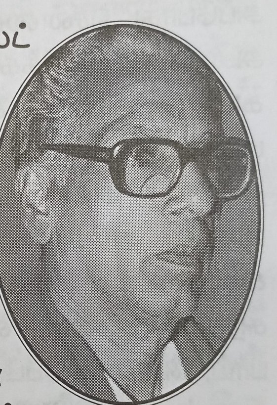 Medaimani's tweet photo. காமராஜர் முதல்வர் ஆன பிறகு, அவர் போட்டியிட்ட இடைத்தேர்தலில் நடந்தவை !!

வோட்டுக்கு பணம் , பணக்காரர்களின் அட்டூழியம் , எதிர்க்கட்சி முடக்கம் போன்ற பல நடந்த தேர்தல் !!

இந்திய மார்க்ஸிஸ்ட் கம்யூனிஸ்ட்
தலைவர்களில் ஒருவராகிய திரு. K.R.
சுந்தரம் Ex. MLA (குடியாத்தம்) அவர்களிடம்
மேடைமணி ஆசிரியர் எடுத்திட்ட பேட்டி!!

1952 பொதுத் தேர்தலில், காங்கிரஸ் சார்பில் A.J. அருணாசல
முதலியார் வெற்றி பெற்றார். அவர் நூல் வியாபாரி. கம்யூனிஸ்ட்
சார்பில் Dr. G. கண்ணபிரான் போட்டியிட்டார்.  அதில்
காங்கிரஸ் கட்சி வெற்றி பெற்றது. அவரது வெற்றியை ஆட்சேபித்த
கேஸ் போட்டோம். காரணம், அவர் அரசாங்க நூல் வியாபாரி.
கேஸில் எங்களுக்கு வெற்றி கிடைத்தது. எனவே, 1954-ல்
இடைத்தேர்தல் வந்தது. ராஜாஜி - காமராஜ் பிரச்சனை உள்ள நேரம்
அது. பெரும்பகுதி காமராஜரை ஆதரித்தது. காமராஜ் C.M. ஆன நேரம்.
அப்போது, காமராஜை எதிர்த்து நிற்க திராவிட கட்சிகள்
முன்வரவில்லை.  கம்யூனிஸ்டுகள் தான் Contest.
அப்போது சென்னை ராஜஸ்தானி. அப்போதுள்ள
அனைத்து பணக்காரர்களும், மில் முதலாளிகளும்
காமராஜூக்கே சப்போர்ட்! கேரளாவிலிருந்து
மாதவமேனன், ஆந்திராவிலிருந்து N.G. ரெங்கா,
அப்போது அவர் P.S.P. கட்சி. அவர் காமராஜூக்கு
ஆதரவு. தமிழ்நாட்டில் உள்ள அனைத்து நாடார்
கம்யூனிட்டி முதலாளிகள், T.V.S. சிம்சன், கோயமுத்தூர் G.K.
சுந்தரம், பூண்டி வாண்டையார், ஆம்பூர் ஆணைக்கார் சுக்கூர்
பாய், பேரணம்பேட்டு பாய் போன்ற பெரும் பணக்காரர்கள் எல்லாம்
காமராஜூக்கு Full Support. பேரணம்பேட்டு பெரிய பங்களாவில்
தான் காமராஜ் தங்குவார். குடியாத்தத்தில் திருமகள் மில்ஸ் ஓனர்
K.A. சண்முக முதலியார் ஆகிய அனைத்து வசதி படைத்தவர்களும்
அவருக்கு சப்போர்ட். கம்யூனிஸ்ட் கட்சி 1948 முதல் 1951 வரை தடை செய்யப்பட்டது
மிகக் குறைந்த வசதிகளுடன் தான் நாங்கள் போட்டியிட்டோம்.
வால் போஸ்டர்கள் ஒட்டினால், இரவோடு இரவாக கிழித்து
விடுவார்கள். பேனர் கட்டினால், மறுநாள் பேனர் இராது. அந்த
அளவுக்கு ஜனநாயக விரோத போக்கு அன்று இருந்தது. தேர்தல்
Incharge ஆக தமிழ்நாடு கம்யூனிஸ்ட் செயற்குழு உறுப்பினரான C.
சுப்பிரமணிய சர்மா இருந்தார். நான் முழுப் பொறுப்போடு வேலை
செய்தேன். அப்பொழுதே எங்களின் தேர்தல் கூட்டத்திற்கு 5000
அல்லது 6000 பேர் வந்தனர். திருவலம் முதல் வாணியம்பாடி
வரை முழு மூச்சாக வேலை செய்தோம். இப்போது அது மூன்று
தொகுதிகளாயிற்று. (பேரணாம் பட்டு, குடியாத்தம், காட்பாடி) என்
தலைமையில் கேரளாவைச் சார்ந்த ரமணி பேசிக் கொண்டிருந்தார்.
காங்கிரஸ்காரர்களின் கார்களை மேடையைச் சுற்றி நான்கு பக்கமும்
நிறுத்தி, மைக்கில் அலறினார்கள். ரமணி பேசியது மக்களுக்கு
அறவே கேட்கவில்லை. திரு. ரமணி பேச்சை நிறுத்திவிட்டு,
10 நிமிடம் கொடுத்து விட்டு பேசாமல் மேடையில் உட்கார்ந்தார்!
‘போலீஸார் அவர்களை அப்புறப்படுத்தாவிட்டால், நாங்கள்
அவர்களை அப்புறப்படுத்த நேரிடும்’ - எனக் கூறினர். உடனே
போலீஸார் அவர்களிடம் சென்று பேசி, அவர்களை அந்த இடத்தை
விட்டு வெளியேறச் செய்தனர்.

தொடரும் ....