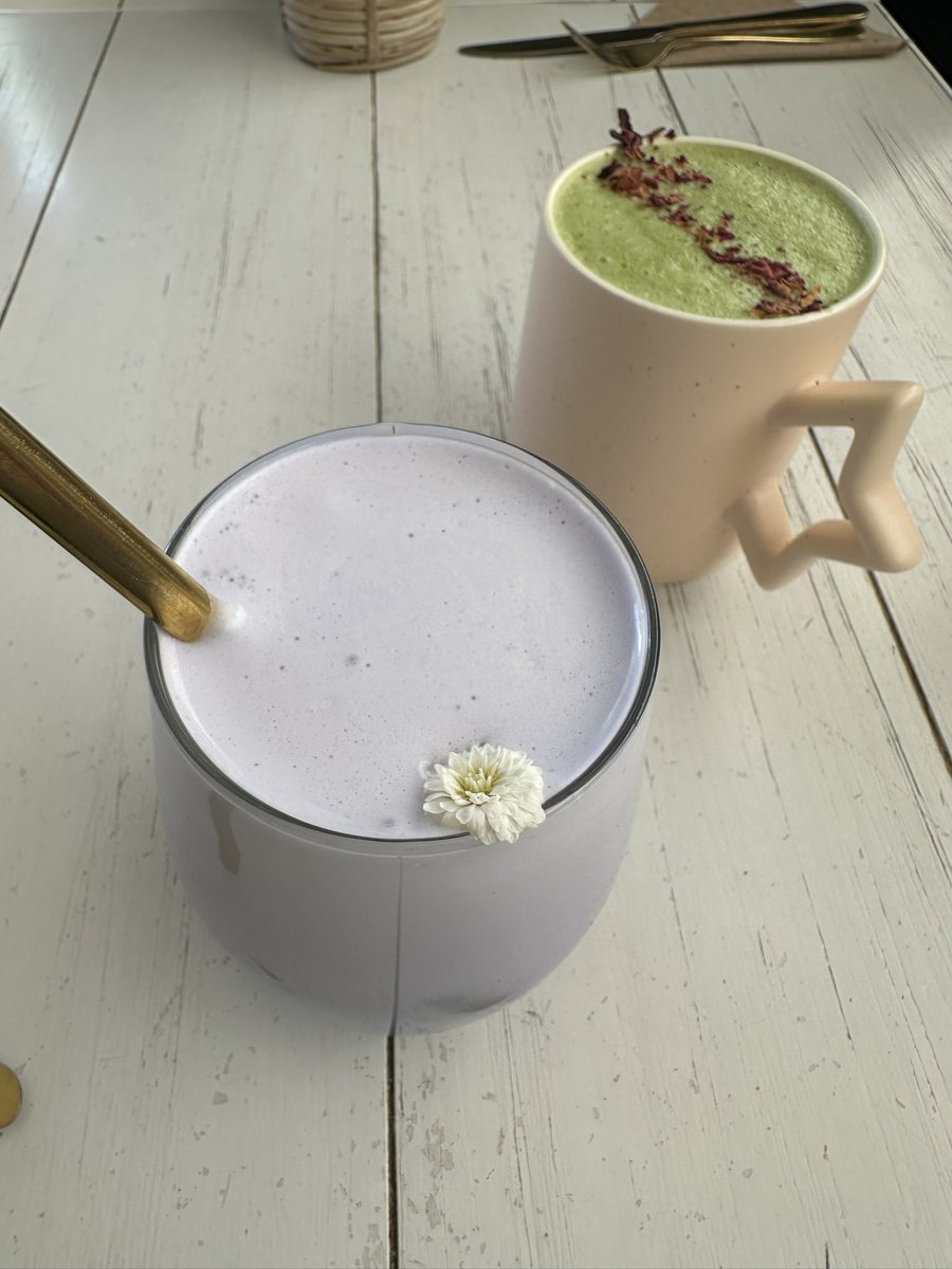 goodluckbae_'s tweet image. cinnamon apple toast! i had taro and my friend had some matcha :)