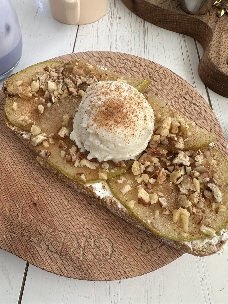 goodluckbae_'s tweet image. cinnamon apple toast! i had taro and my friend had some matcha :)