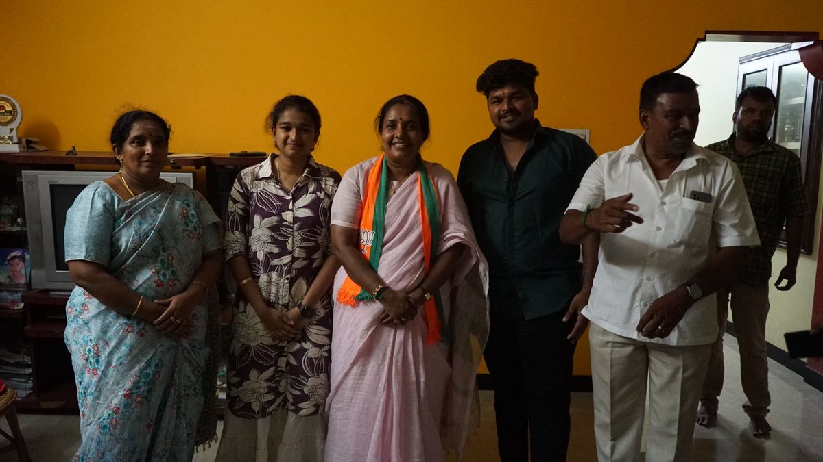 VanathiBJP's tweet photo. கோவை வடக்கு சட்டமன்றத் தொகுதி,  19 வது வார்டு, அதிமுக செயலாளர் திரு. வாசு அவர்களை அவரது இல்லத்தில் சந்தித்து ஆதரவு திரட்டினேன்.

#Vote4Vanathi | #Vanathi4North  | #kovainorth | #Vanathi4KovaiNorth | #ValarchiwithVanathi l #NDA4TN l #கோவையின்மகள் https://t.co/OwAdQ9dgIE