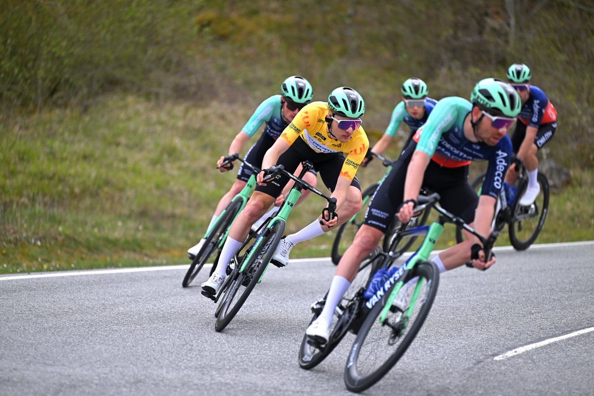 2/2 <a href="/ehitzulia/">Itzulia Basque Country</a> 
Honoré de lever les bras avec ce maillot de leader.
L'équipe a fait un travail énorme toute la journée. On continue <a href="/decathloncmacgm/">DECATHLON CMA CGM TEAM</a> !

2/2 
Honored to win in the leader's jersey. The team did an incredible job all day long. We keep going <a href="/decathloncmacgm/">DECATHLON CMA CGM TEAM</a>!