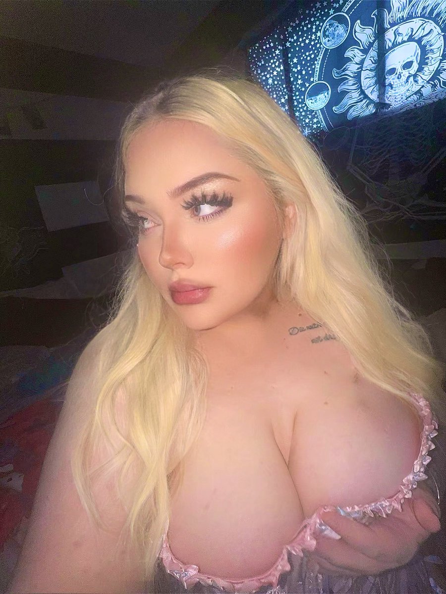 youlovesummerxo's tweet photo. Who’s trying to undo my corset?🍒💜

https://t.co/roKrQ778MG https://t.co/k4qM2VvQxl