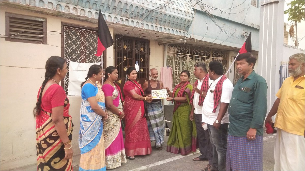 needivarman's tweet photo. வடக்கு சட்டமன்ற உறுப்பினரும் மத்திய மாவட்ட செயலாளர் அண்ணார் அவர்களின் அறிவுறுத்தலின்படி தெற்கு சட்டமன்ற உறுப்பினர் வெற்றி வேட்பாளர் மதிப்பிற்குரிய எம் லோகநாதன் அண்ணார் அவர்களுக்கு வாக்கு சேகரித்ததருணம் இரா சங்கீதா நீதிவர்மன் மாவட்ட அமைப்பாளர் மகளிர் தொண்டர் அணி சேலம் மத்திய மாவட் https://t.co/vUjeR1EbXj