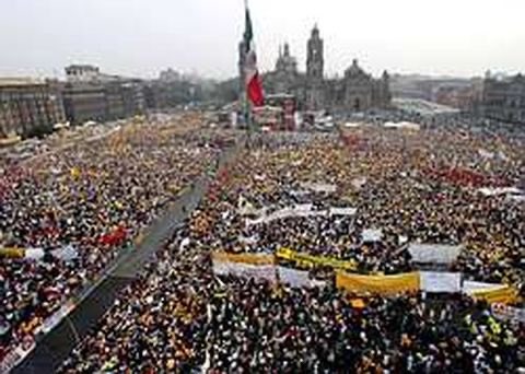 Nunca vi tanta gente en el Centro de la Cd. de México; hubo batucadas, expresiones artísticas y miles de personas gritando “AMLO no estás solo”. Gracias a ese apoyo popular se tumbó el desafuero en 2005. Se demostró y se sigue demostrando la fuerza del pueblo.

#21AñosDesafuero