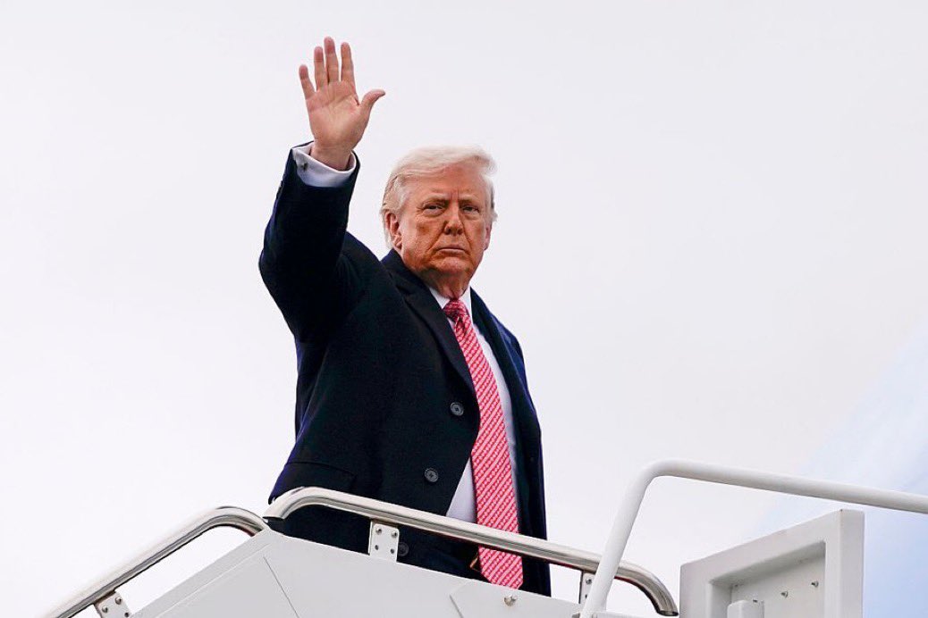 🇺🇸 ÉTATS-UNIS

24 membres du Congrès ont appelé à la destitution ou au retrait de Trump, la plupart après qu’il a publié “toute une civilisation mourra ce soir” sur Truth Social, un seul post ayant mobilisé plus d’élus que cinq semaines de guerre.