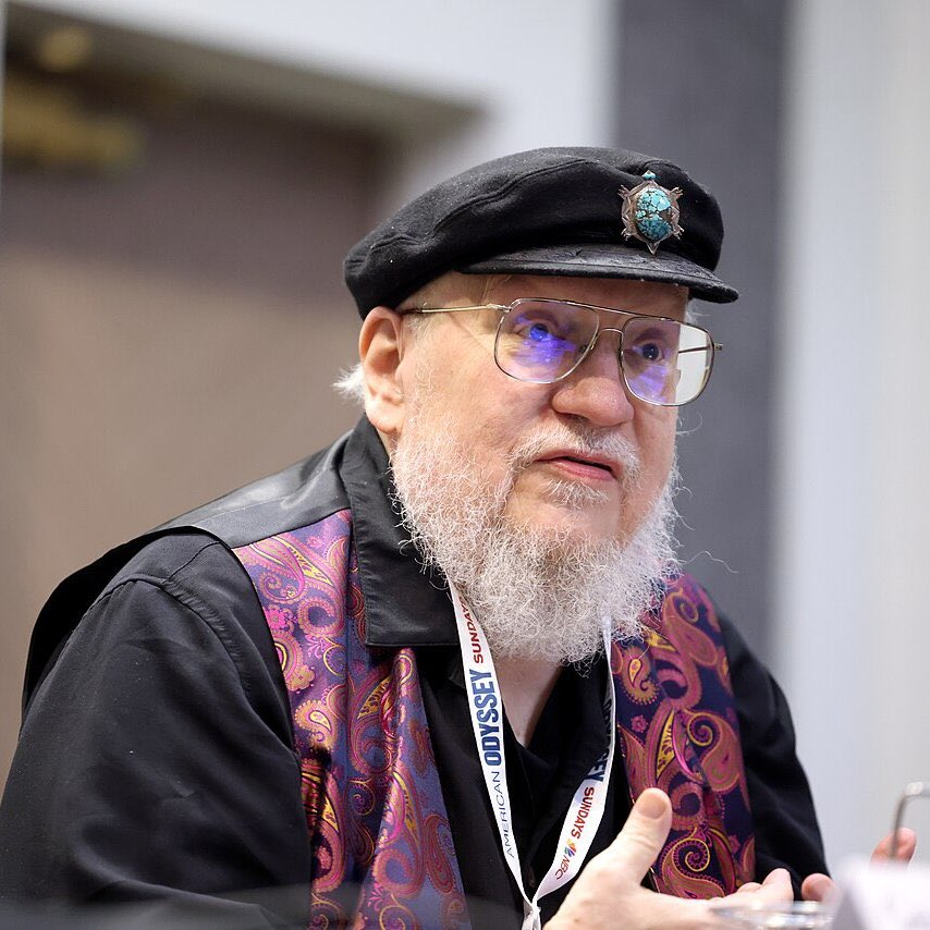 kingcrow283's tweet photo. George R. R. Martin’den Tolkien evrenine dair dikkat çeken yorumlar:

 “Yönetmek zor iştir. Bu, belki de hayranlık duymama rağmen bazı noktalarda katılmadığım J. R. R. Tolkien’e verdiğim bir cevaptı. The Lord of the Rings çok Orta Çağ’a özgü bir felsefeye sahipti: Eğer kral iyi bir adamsa, ülke de refah içinde olur. Ama gerçek tarihe baktığımızda bunun bu kadar basit olmadığını görüyoruz. Tolkien şunu söyleyebilir: Aragorn kral oldu, yüz yıl hüküm sürdü ve bilge, iyi biriydi. Ama Tolkien şu soruları sormuyor: Aragorn’un vergi politikası neydi? Daimi bir ordu kurdu mu? Sel ve kıtlık zamanlarında ne yaptı? Peki ya tüm o orklar?

 Savaşın sonunda Sauron yok oluyor ama bütün orklar ortadan kaybolmuyor dağlarda yaşamaya devam ediyorlar. Aragorn onların peşine düşüp sistematik bir soykırım politikası mı izledi? Küçük bebek orkları bile, beşiklerindeki hâlleriyle öldürdü mü?

 Gerçek hayattaki kralların başa çıkmak zorunda olduğu gerçek problemler vardı. Sadece iyi bir insan olmak yeterli değildi. Zor, çok zor kararlar almak zorundaydınız. Bazen iyi gibi görünen bir karar dönüp sizi vururdu; buna ‘istenmeyen sonuçlar yasası’ denir. Kitaplarımda bunları işlemeye çalıştım. Yönetmeye çalışan karakterlerim için işler kolay değil. Sadece iyi niyetli olmak sizi bilge bir kral yapmaz.” 

 Peki siz bu konu hakkında ne düşünüyorsunuz? Sizce iyi bir insan olmak, iyi bir hükümdar olmak için yeterli mi?