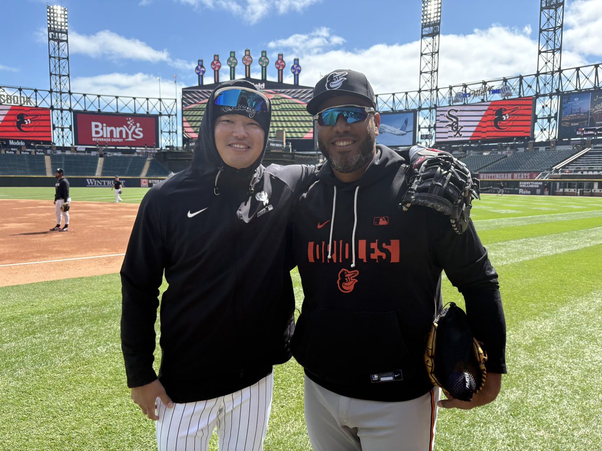 sanspo_swallows's tweet image. 【再投稿】※村上選手の目が閉じていたため。

本日の #村上宗隆 選手👇また、スアレス投手と。チームが変われど仲良しです。2人で「めっちゃ寒い」って言い合っていました😅

#ホワイトソックス #whitesox  #ムーニー #サンスポ