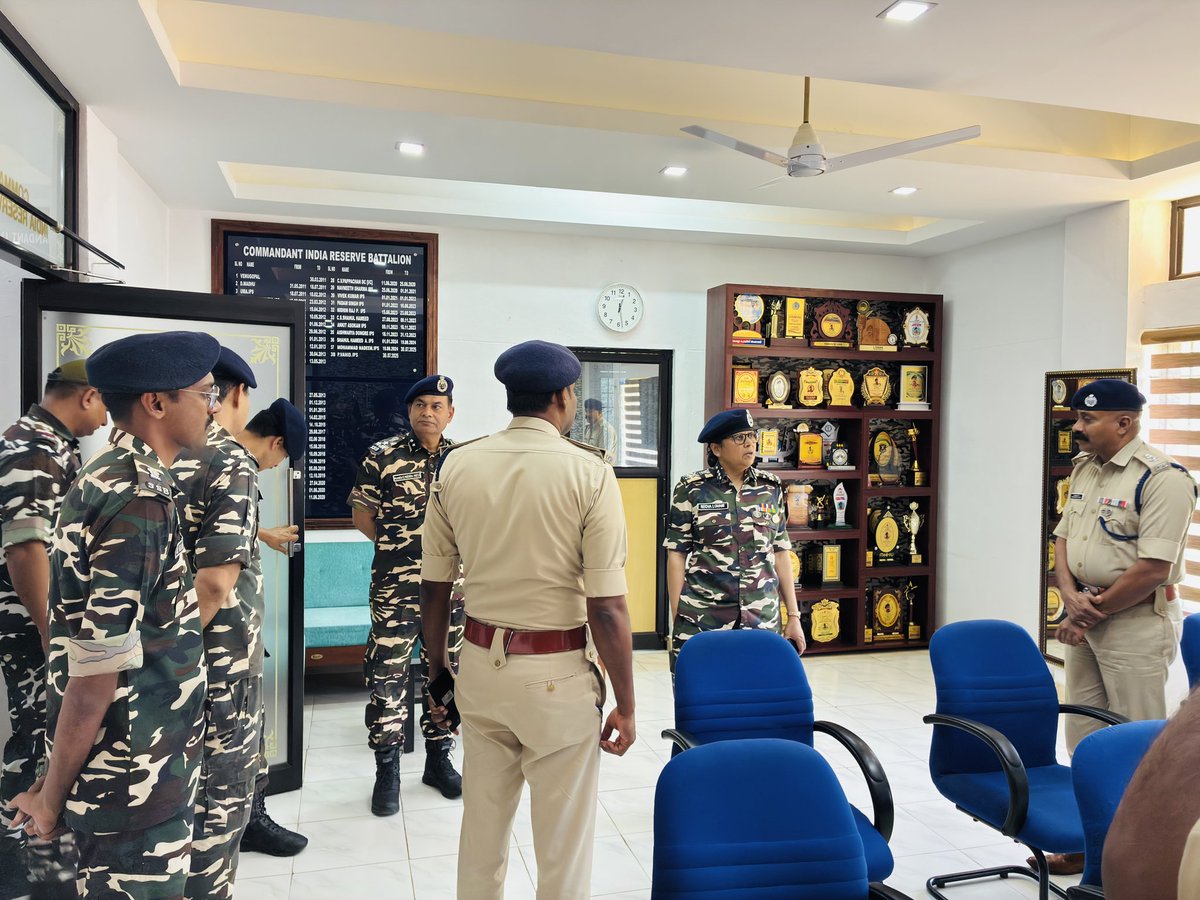 SSB_INDIA's tweet photo. ADG, SSB Reviews Election preparedness in #Thrissur

Smt. Rekha Lohani, #ADGSSB visited #SSB Election Coys deployed in Thrissur district, #Kerala.

During her visit, she interacted with police officers, #SSB field commanders and #Jawans of SSB. She lauded their dedication, boosted their morale and encouraged them to uphold the highest standards of duty and the core values of the Force while ensuring free, fair and peaceful elections.

#SSB #DutyFirst #KeralaElections #PeacefulPolls #Thrissur #SecureElections

@HMOIndia
@PIBHomeAffairs
@ECISVEEP
@Ceokerala
@TheKeralaPolice