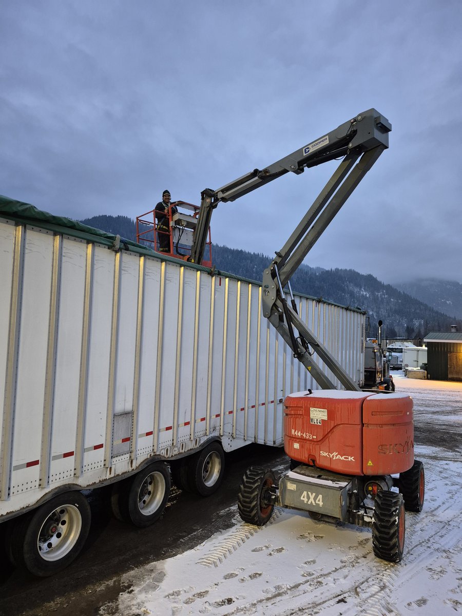 Sutherland_Grp's tweet photo. #SafetyFirst 
With the purchase of a new articulating man lift, our team can now work more safely &amp; efficiently inside chip trailers. Safety isn’t just a priority, it’s part of who we are! 👉https://t.co/4qmvjwBfM6 https://t.co/DOaUf1ai4p