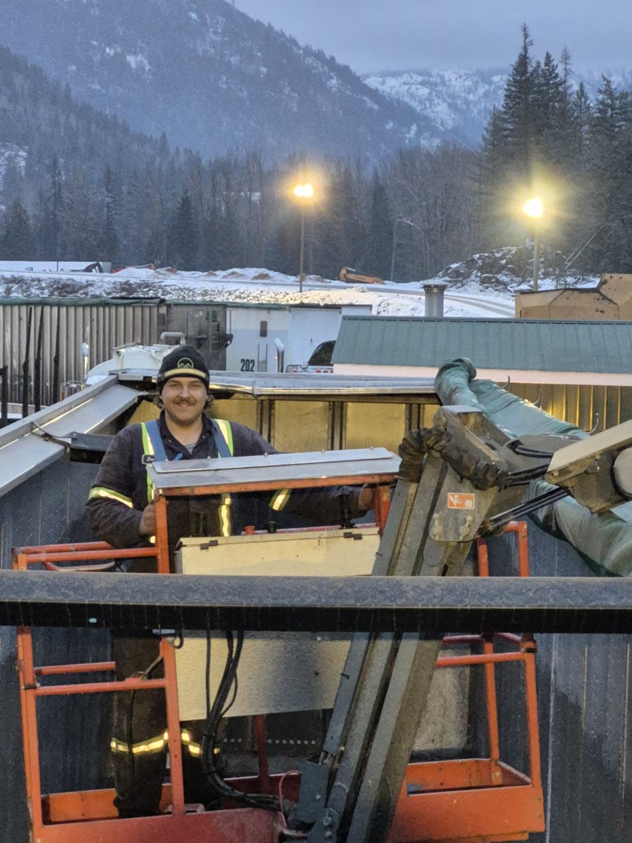 Sutherland_Grp's tweet photo. #SafetyFirst 
With the purchase of a new articulating man lift, our team can now work more safely &amp; efficiently inside chip trailers. Safety isn’t just a priority, it’s part of who we are! 👉https://t.co/4qmvjwBfM6 https://t.co/DOaUf1ai4p