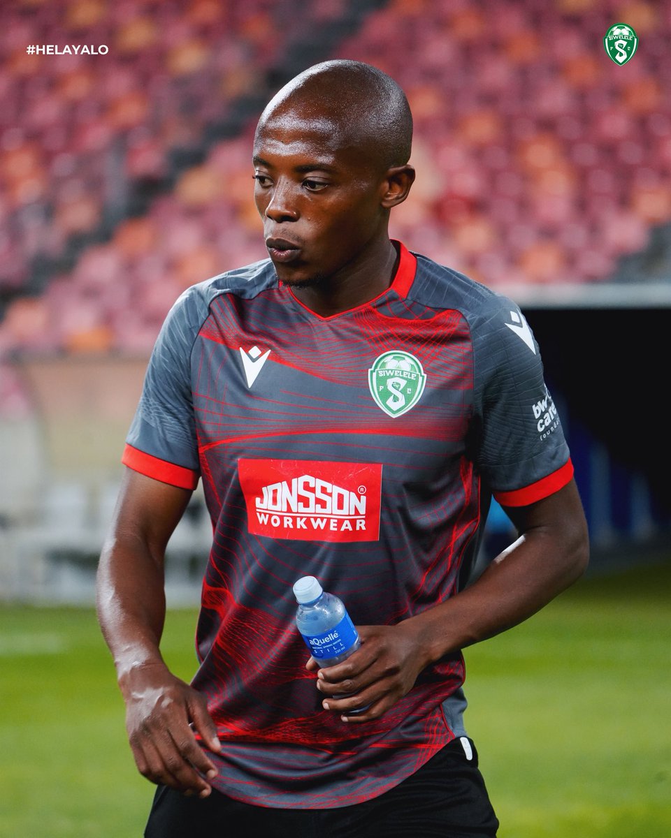 Siwelele_FC's tweet photo. Warm-up mode 💚⚽🔥
#SiweleleFC #HelaYalo #MatchDay #Macron #jonssonworkwear #aquelle https://t.co/MNT3F8xiuJ