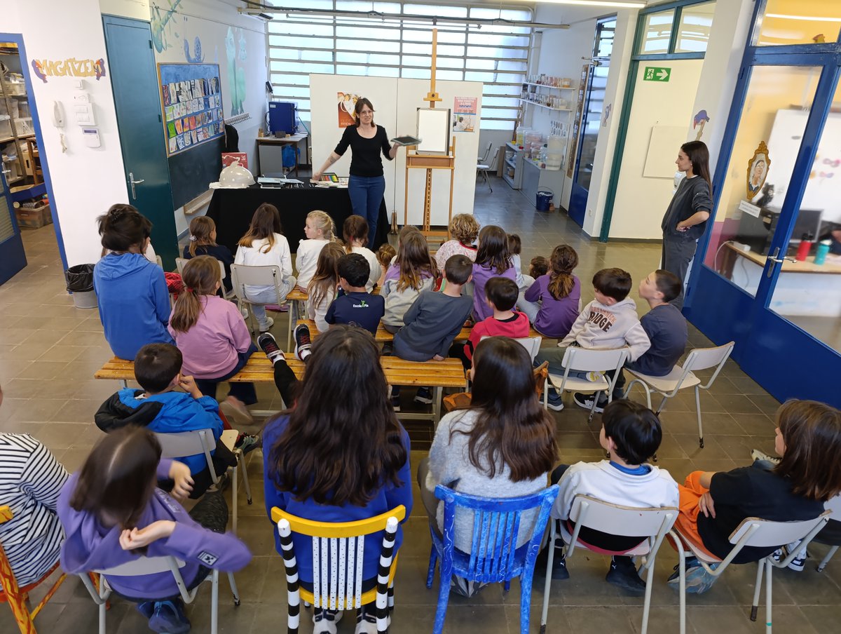 emeolot's tweet photo. 📚🎨 Fa unes dies, l’EME ha acollit la il·lustradora Nina Bach, que ha creat aquarel·les in situ a partir de les idees dels alumnes. Una experiència inspiradora que ha omplert les aules de creativitat, color i noves mirades artístiques! ✨🖌️ #EME #Il·lustració #Aquarel·la https://t.co/EBzlGcqxLp
