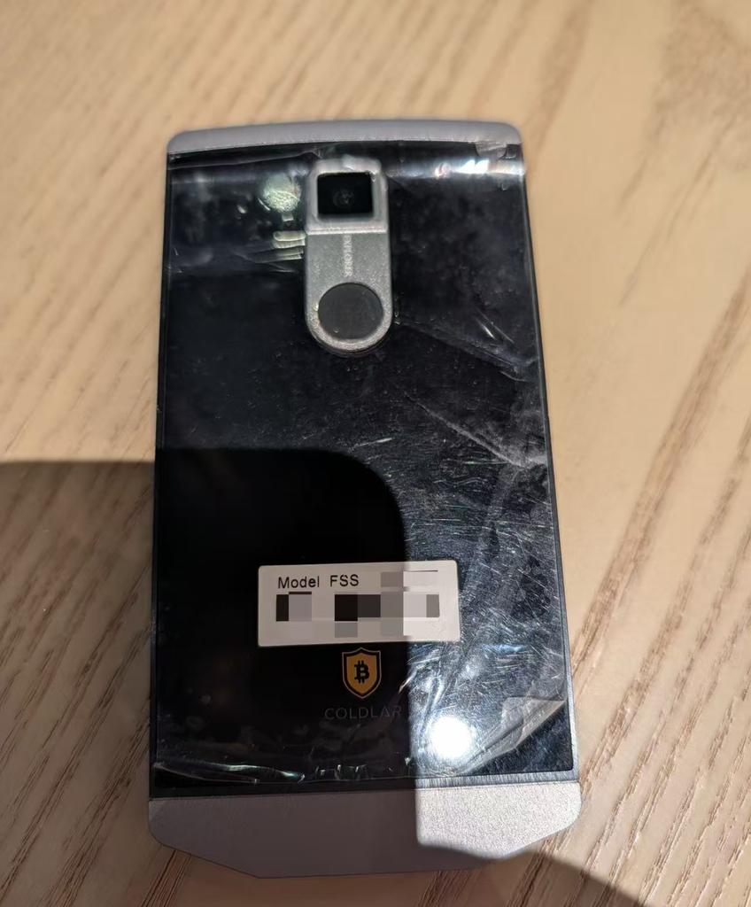 imBackCN's tweet photo. 讲一个最近的案例，没多少钱纯粹帮忙解决事情。一用户的硬件钱包开不了机，找到我拆机看了下里面都烧焦了，信号模块还被拆掉了。问了下原来是找了街边手机店，因为不懂随便当手机维修了下。还好芯片没有损坏，读取数据后成功转移了资产。专业的事情还是得找专业的人来做
#BTC #硬件钱包 https://t.co/qPr3vEIOQq