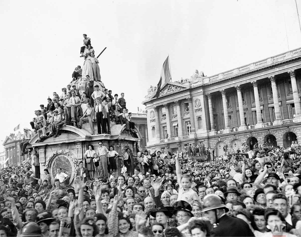 Francia_SGM39's tweet image. 08/5/1945

Alemanya es rendeix incondicionalment. Després de 5 anys de foscor i resistència, les campanes repiquen: França és lliure i vencedora!🥂
La República torna, el país es reconstrueix i es tanca una etapa dolorosa. 

Vive la République et vive la France !🇫🇷

 #VictoryDay
