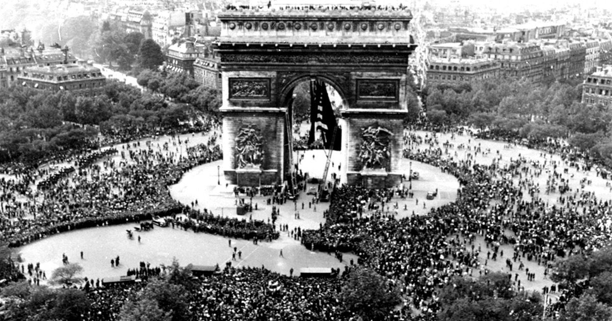 Francia_SGM39's tweet image. 08/5/1945

Alemanya es rendeix incondicionalment. Després de 5 anys de foscor i resistència, les campanes repiquen: França és lliure i vencedora!🥂
La República torna, el país es reconstrueix i es tanca una etapa dolorosa. 

Vive la République et vive la France !🇫🇷

 #VictoryDay