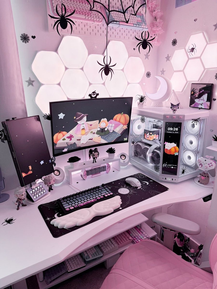 _bunnypink_'s tweet image. Check out this setup, I’m obsessed with how beautiful it turned out! 🎃👻 Perfect Halloween vibe ✨  

What do you guys think? 

#desksetup  #setup