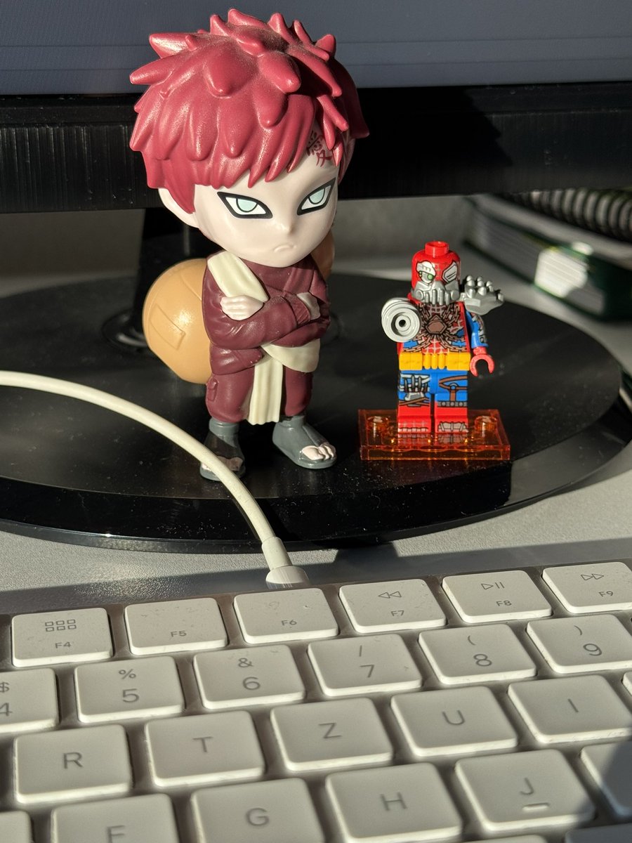 Quien diría que a mis casi 30 primaveras mi escritorio parecería el de un peladito de 10 años