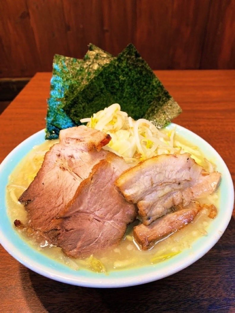 FCYS8rRBUdwOj8W's tweet photo. 今週の限定は
『塩豚骨ラーメン』です！！
自家製ラー油トッピング＋50円あります
麺増しは大＋100円、特大＋200円

限定は水・金・日が終日
土曜日が昼のみやってます！
よろしくお願いしまーす！ https://t.co/KbLMXwwWcI