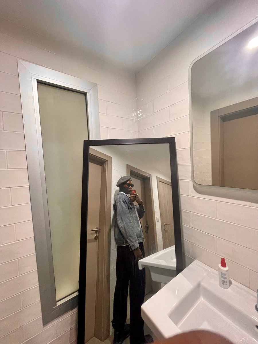 in0aha's tweet photo. ME VS MY ART. https://t.co/k6E2LA3w2H
