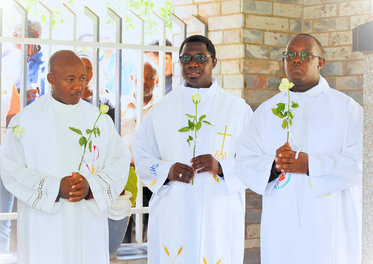 Jesuits_RwB's tweet photo. Today at Centre Christus, a commemorative mass took place to honor our Jesuit fathers and those who were with them,  killed on 7th April 1994 Genocide against the Tutsi.  
May the souls of all the faithful departed,
through the mercy of God, rest in eternal peace.
#Kwibuka32 https://t.co/shqrCedJYL