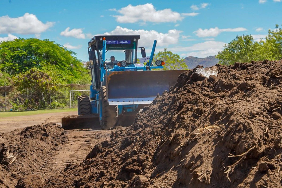 elsalvador's tweet photo. #DePaís | El alcalde de #SantaAnaCentro, @AcevedoGustavo_, informa que equipos municipales trabajan en la conformación de cancha de fútbol en la lotificación La Reforma, cantón Cutumay Camones. https://t.co/3wcBaMvBqR