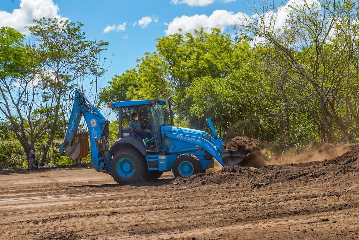 elsalvador's tweet photo. #DePaís | El alcalde de #SantaAnaCentro, @AcevedoGustavo_, informa que equipos municipales trabajan en la conformación de cancha de fútbol en la lotificación La Reforma, cantón Cutumay Camones. https://t.co/3wcBaMvBqR