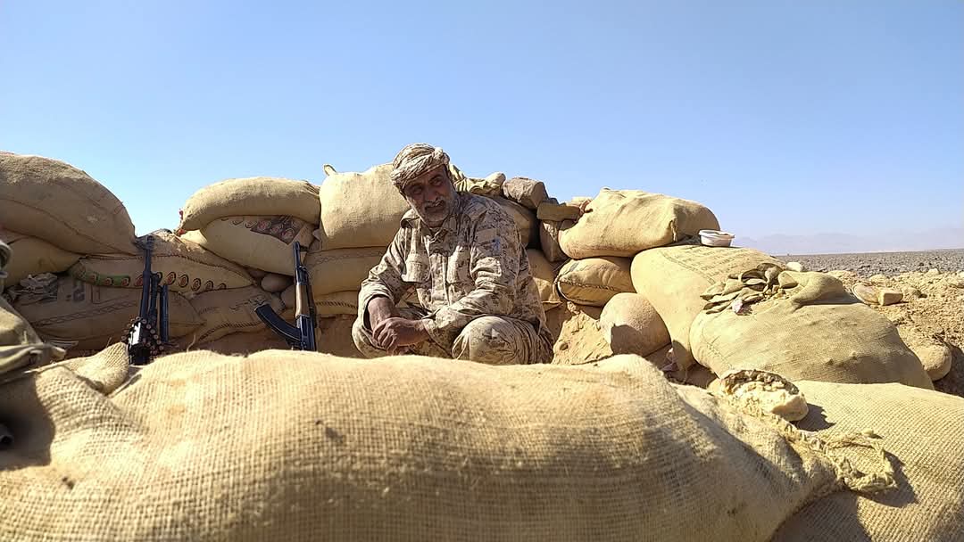 في الوقت الذي كان فيه #مسؤولون
يتسكعون في فنادق الخارج 
كان القائد اللواء محمد مشلي الحرملي 
يرتب الصفوف نهاراً ويعد للمعركة ويبني المتارس منتصف الليل
ويباغت العدو قبل طلوع الشمس
الحرملي الذي لا يحب الظهور الاعلامي
والذي جعل الجبهة مكتبه والمترس منزله
#الحرملي_بطل_الجمهورية