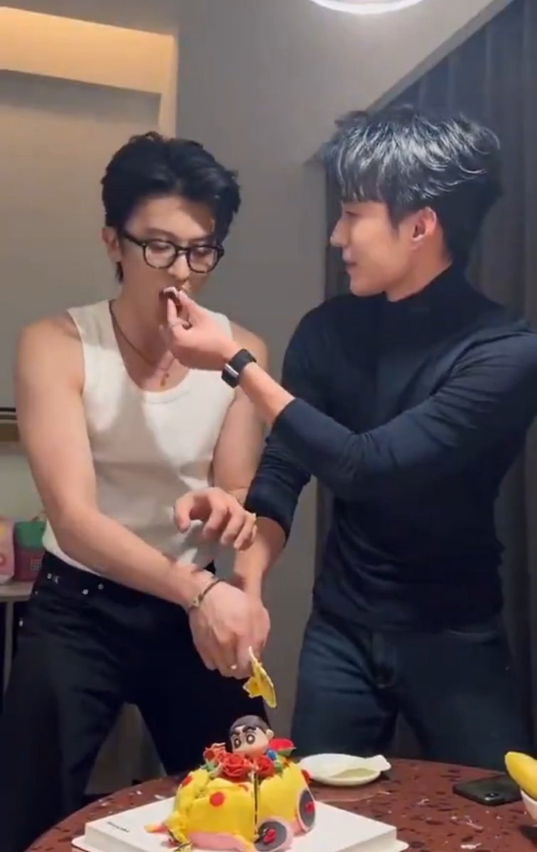 _TinnyCat_'s tweet image. He just wanted to feed his daddy 🤭

Their couple vibe is so 🫠👌🏻❤️‍🔥 
#MatthewHan #ZhangMingbo

x.com/i/status/20415…