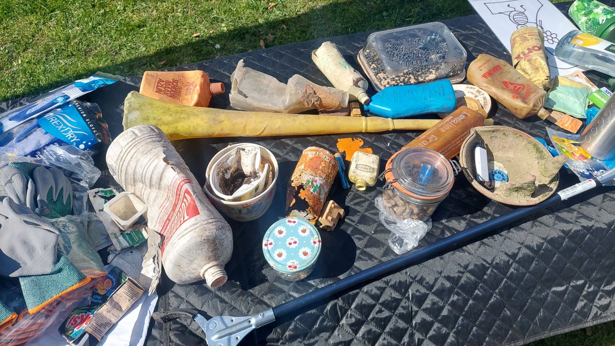 zwerfieRdam's tweet photo. Ooit gehoord van de #buitenlesdag? Het bestaat en is ontzettend fijn voor schoolkinderen. Wij ontvingen vandaag vijf groepen van Kindcentrum Blijvliet aan onze Zwerfie-lestafel, in de buitenlucht bij @SportspeeltuinH. 

Dus heerlijk in de zon bomen over zwerfafval! :-) https://t.co/Pu6PLgE6cm