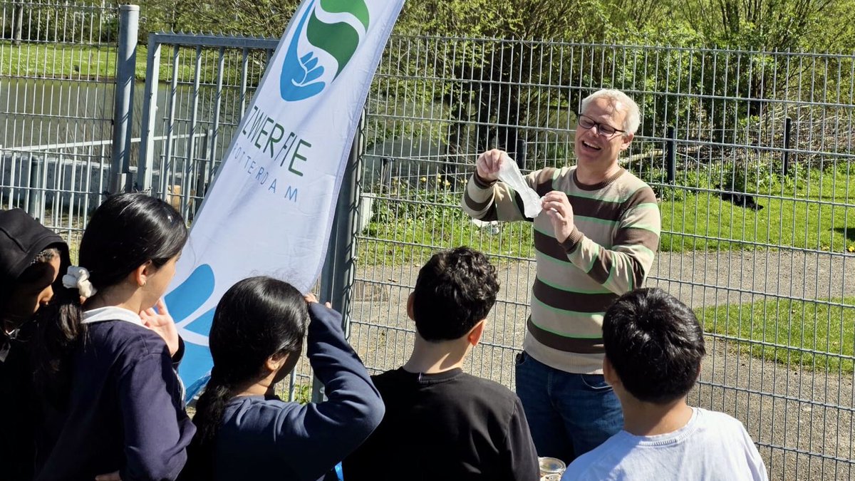 zwerfieRdam's tweet photo. Ooit gehoord van de #buitenlesdag? Het bestaat en is ontzettend fijn voor schoolkinderen. Wij ontvingen vandaag vijf groepen van Kindcentrum Blijvliet aan onze Zwerfie-lestafel, in de buitenlucht bij @SportspeeltuinH. 

Dus heerlijk in de zon bomen over zwerfafval! :-) https://t.co/Pu6PLgE6cm