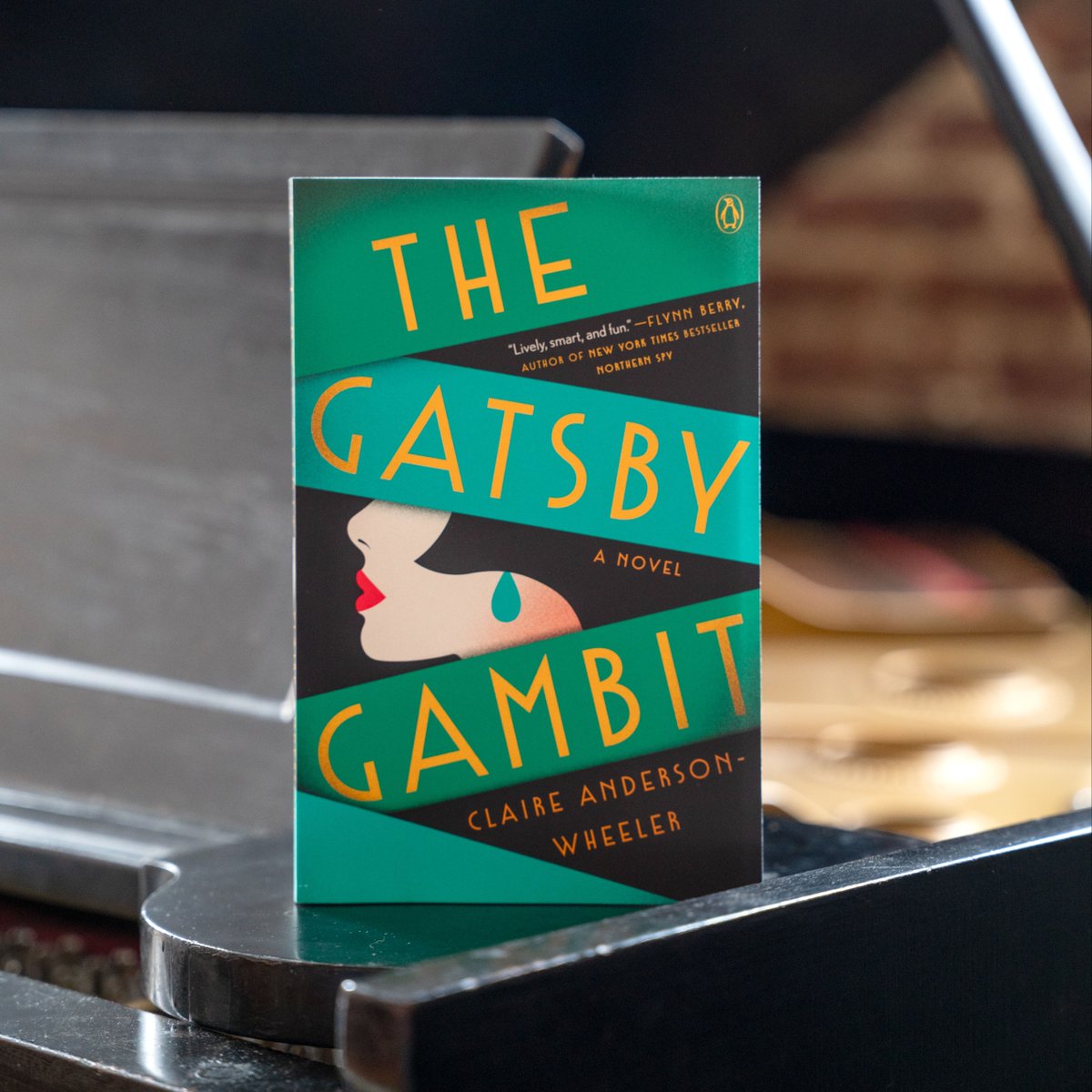 PenguinBooks's tweet photo. Return to the glittering world of West Egg in THE GATSBY GAMBIT by Claire Anderson-Wheeler — now available in paperback! 🥂

“Lively, smart, and fun, THE GATSBY GAMBIT is both a clever murder mystery and a complex reckoning with a literary legacy." —Flynn Berry

Pick up this Jazz Age whodunit now 👉 https://t.co/UQRTr5VObo