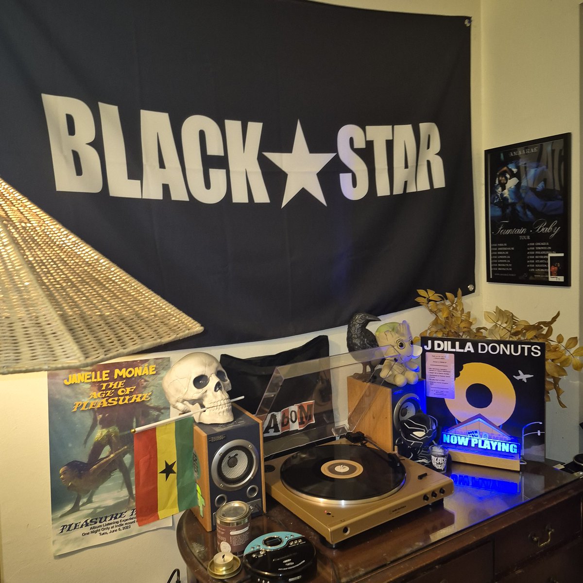 beyondbinary91's tweet image. #NowSpinning: Donuts (20th Anniversary Audiophile Edition) Remastered by Bernie Grundnam by JDilla 

I consider J Dilla Jazz. Especially since he has Herbie Hancock's stamp of approval. So, Happy Jazz Appreciation Month. #Donuts #20thAnnivesaryEditionAudiophileEdition #JDilla