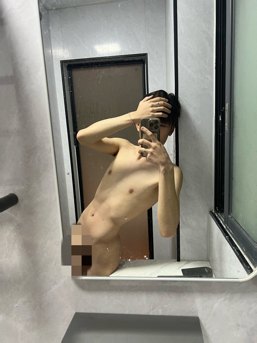 TExxx37's tweet photo. 你们觉得我需要去健身吗 https://t.co/2oXJsC1tDc