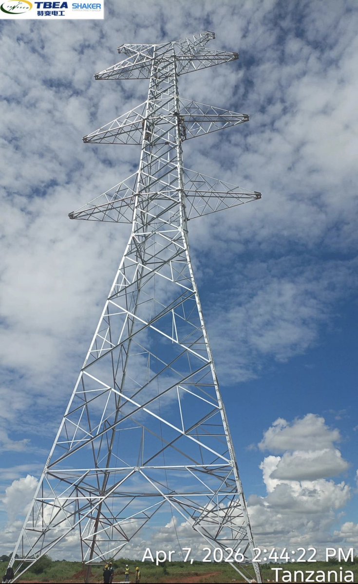 MativoMJohn's tweet image. Congratulations to the Project Manager &amp;amp; team for erecting the first transmission tower on the 375km 400kV Chalinze Dodoma line.
#Milestone 
905no. towers to go 🦾💪

Once complete 2135MW Julius Nyerere HPP will be connected to Isinya substation using a 400kV double circuit line.