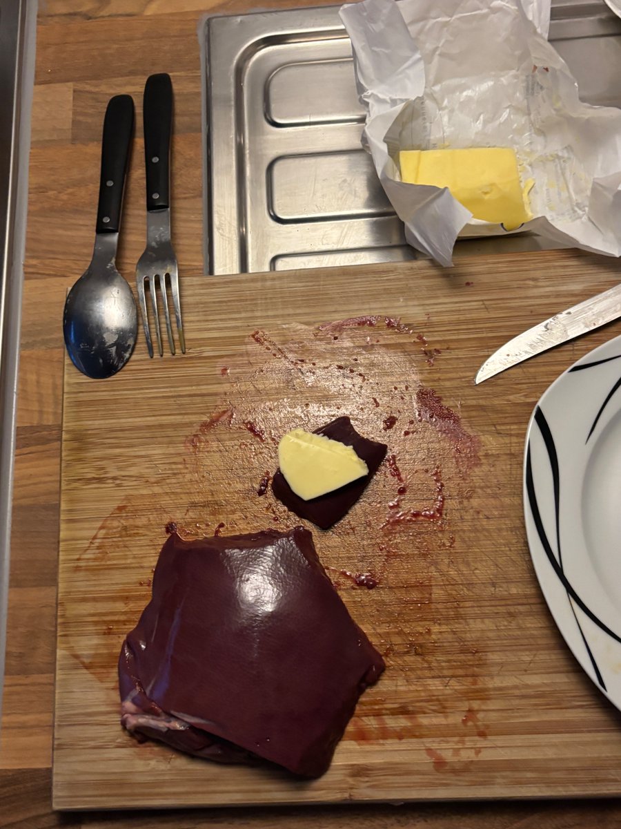 AncestralHealtz's tweet image. A few days ago I ate 500–700g of pork liver over 72 hours.

After 6 weeks of eating zero liver.

The media will tell you to fear Vitamin A toxicity.

"Too much liver will poison you."

No recorded case. No real evidence.

I didn't follow their advice.

I ate the liver. A lot of