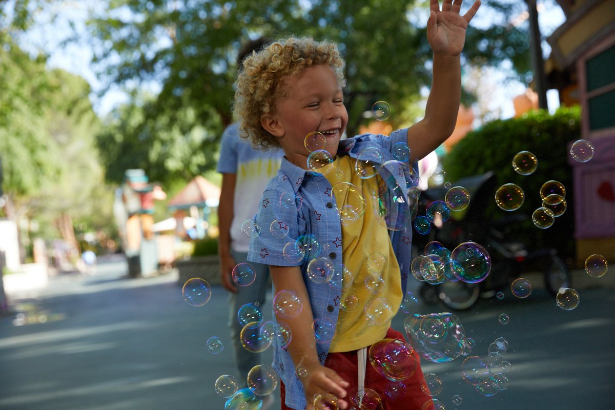Carowinds's tweet image. All ages are welcome to come unleash your inner child with bubbles at the Bubbles Party at #Carowinds' Spring Break! 🫧 See the latest show times in the #SixFlags app: bit.ly/4sIkVZi  #ThemeParks