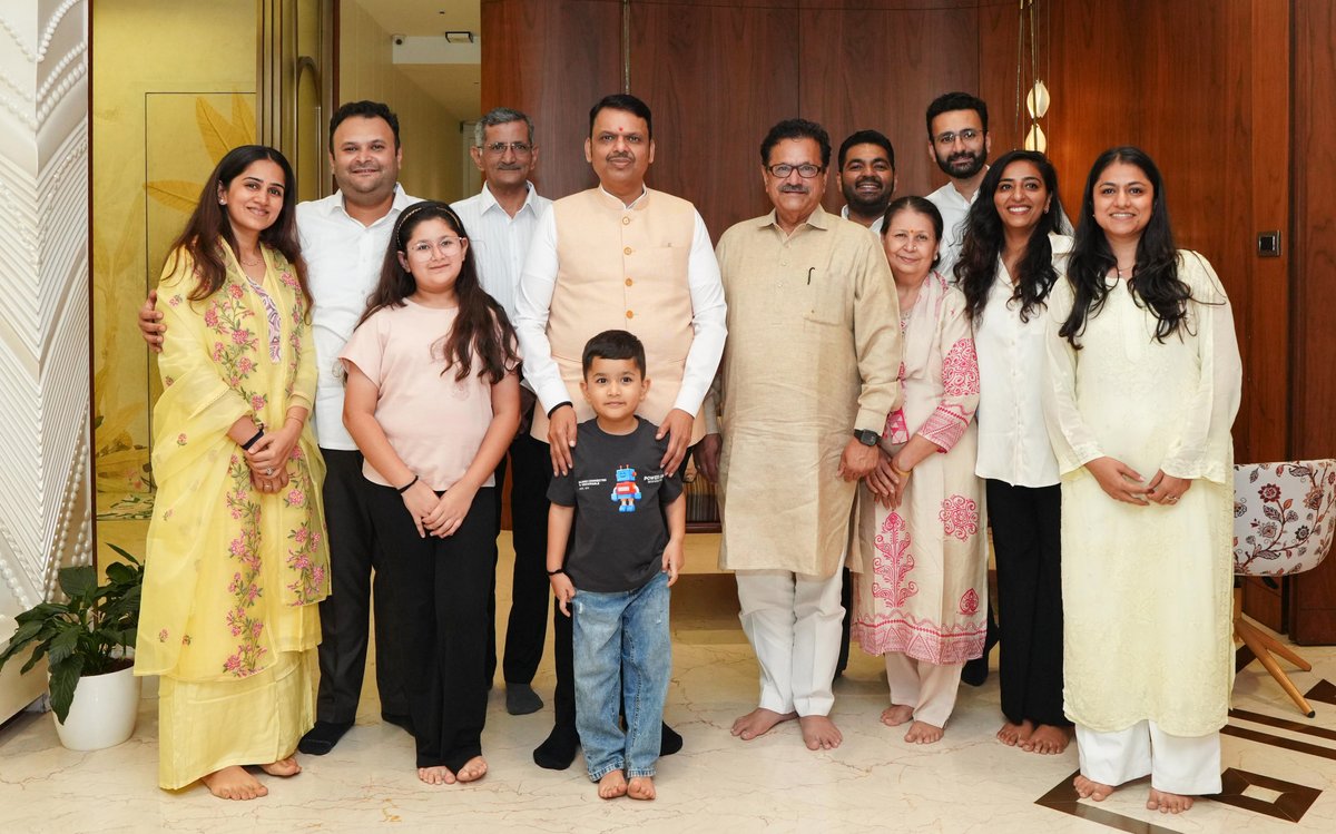 Dev_Fadnavis's tweet image. भाजपाचे आमदार योगेश सागरजी यांच्या मुंबई येथील निवासस्थानी सदिच्छा भेट दिली. यावेळी सागर कुटुंबियांनी केलेल्या स्वागत आणि आदरातिथ्याबद्दल मी त्यांचा आभारी आहे.

@Yogeshsagar09
#Mumbai #Maharashtra