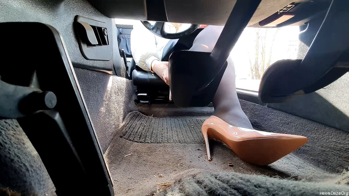 DazeOrg's tweet photo. https://t.co/pVh3yRwNPB #driving #womandriving #Oldcar #slk #mercedesbenz #mercedes #pedalpumping #Pedaltothemetal #Highheels #stilettos #beigeheels #veryhighheels #damsel #c4s #clips4sale #leatherskirt #soles #underpedal #manualcar #heelsdazeorg #straightpiped https://t.co/K63ckKKXs2