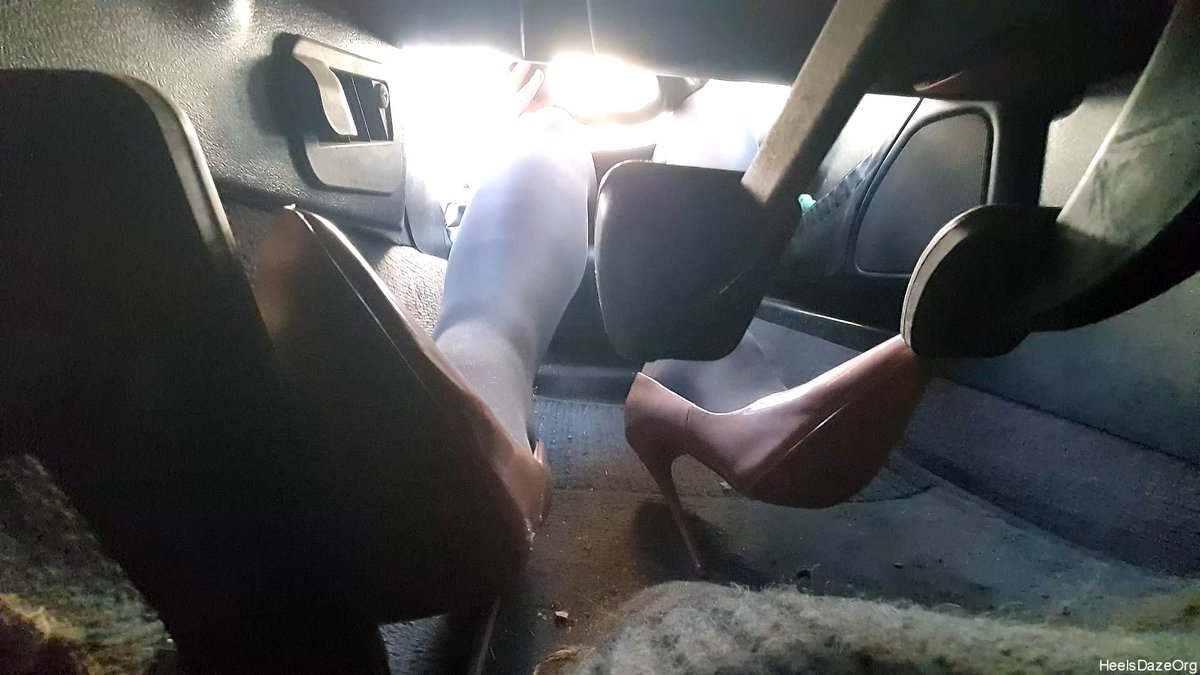 DazeOrg's tweet photo. https://t.co/pVh3yRwNPB #driving #womandriving #Oldcar #slk #mercedesbenz #mercedes #pedalpumping #Pedaltothemetal #Highheels #stilettos #beigeheels #veryhighheels #damsel #c4s #clips4sale #leatherskirt #soles #underpedal #manualcar #heelsdazeorg #straightpiped https://t.co/K63ckKKXs2