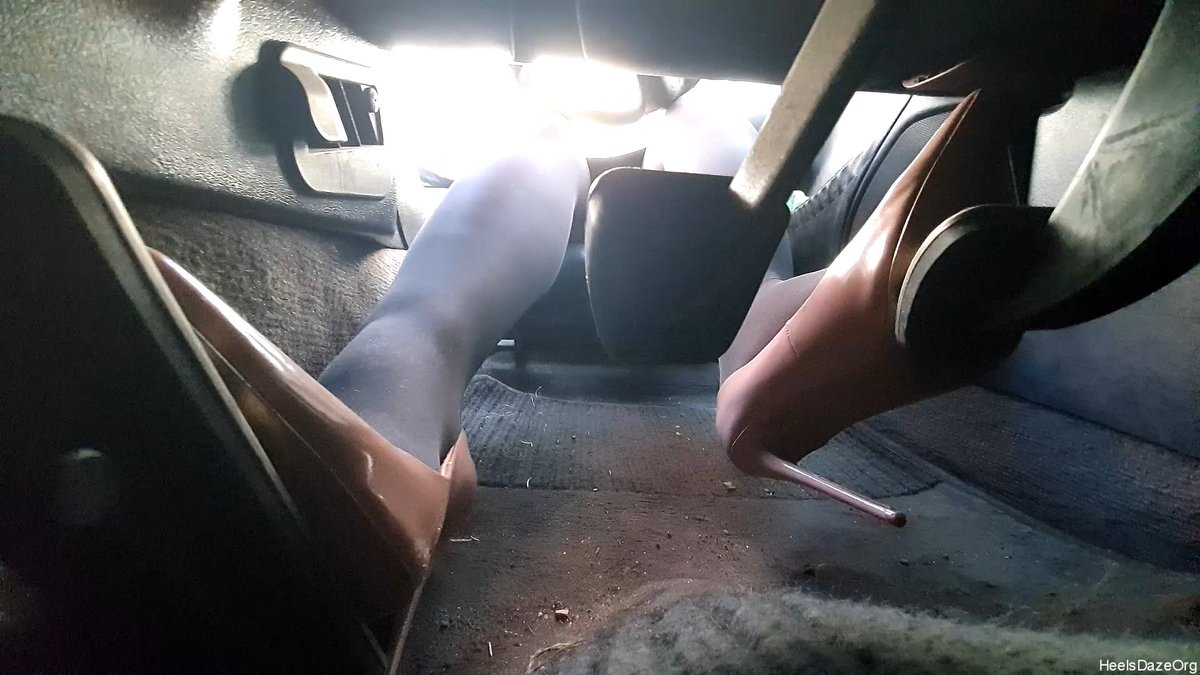 DazeOrg's tweet photo. https://t.co/pVh3yRwNPB #driving #womandriving #Oldcar #slk #mercedesbenz #mercedes #pedalpumping #Pedaltothemetal #Highheels #stilettos #beigeheels #veryhighheels #damsel #c4s #clips4sale #leatherskirt #soles #underpedal #manualcar #heelsdazeorg #straightpiped https://t.co/K63ckKKXs2