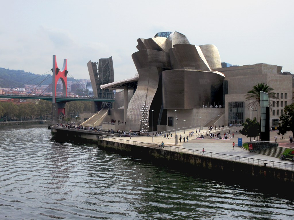 TravelStanley's tweet image. Frank Gehry's iconic Guggenheim Museum (1997) next to the Nervión River in Bilbao, Spain, is easily the city's most popular attraction. The building has been criticized as detached from the environment and culture surrounding it. #FrankGehry #GuggenheimMuseum #Nervion #Bilbao