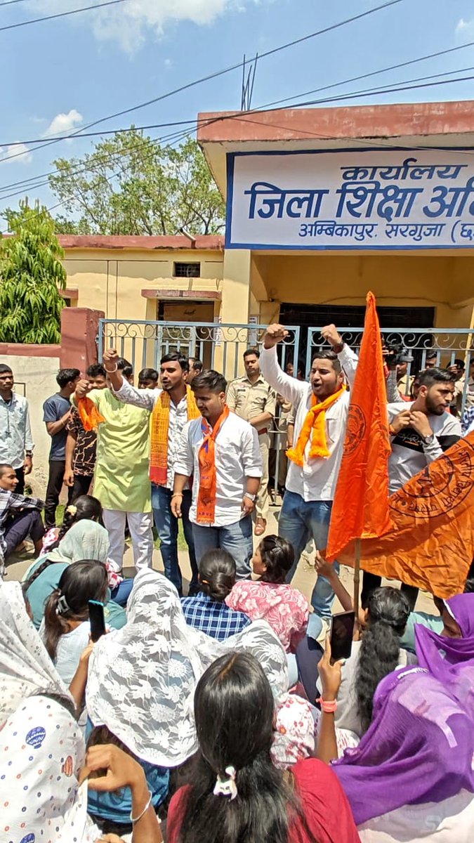 abvpcg's tweet photo. अभाविप सरगुजा जिले के कार्यकर्ताओं द्वारा निजी विद्यालयों द्वारा मनमानी फीस वसूली के विरोध में DEO कार्यालय का घेराव किया गया।

अभाविप ने जल्द कार्रवाई की मांग करते हुए चेतावनी दी कि कार्रवाई नहीं होने पर बड़ा आंदोलन किया जाएगा। https://t.co/4Kz6DBSzY7