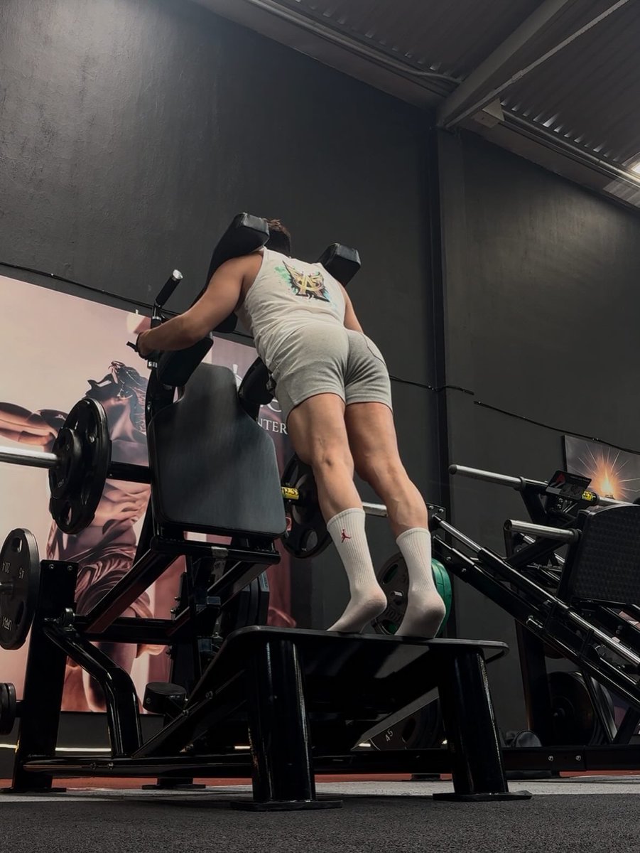 Alexjandro0210's tweet photo. Extensión de tobillos o elevaciones de talón para pantorrilla
🦵🏼 #pantorrilla #chamorro #gym #fitness #teambossangelito https://t.co/vgdhyv2snh