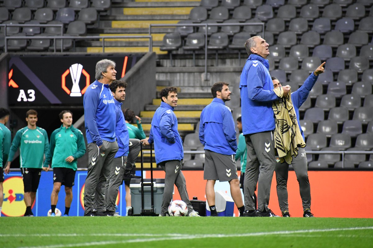 🟢⚪️El Real Betis ha entrenado este martes en el Estadio A Pedreira, donde mañana debuta en unos cuartos de final de la Europa League. Isco ha sido uno más en el entrenamiento

<a href="/arturo_ep7/">Arturo Parejo</a>