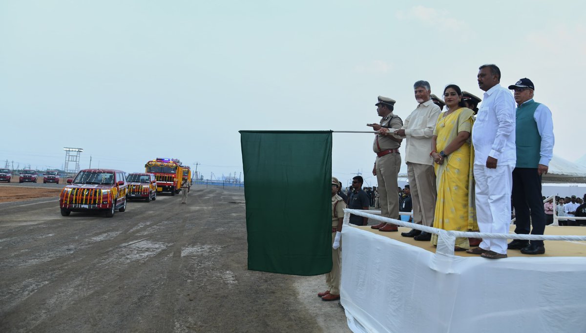 ncbn's tweet photo. దేశంలోని ఇతర రాష్ట్రాలకు ఆదర్శంగా ఉండేలా అగ్నిమాపక విపత్తు నిర్వహణ శాఖను రూ.252 కోట్లతో ఆధునీకరిస్తున్నాము. ఇందులో భాగంగా  రూ.33 కోట్లతో 25 అధునాతన అగ్నిమాపక శకటాలు,  హై ప్రెషర్ పంప్‌లు కలిగిన 40 క్విక్ రెస్పాన్స్ వాహనాలు, 50 ఇన్ ఫ్లేటబుల్ రబ్బర్ బోట్లు, 30 బీఏ సెట్ కంప్రెసర్లను అగ్నిమాపక శాఖ కొనుగోలు చేసింది. అమరావతి పరేడ్ గ్రౌండ్ నుంచి నూతన వాహనాలను జెండా ఊపి ప్రారంభించాను. సమర్థవంతమైన సేవల��ో ప్రజల మన్ననలు పొందాలని సూచించాను
