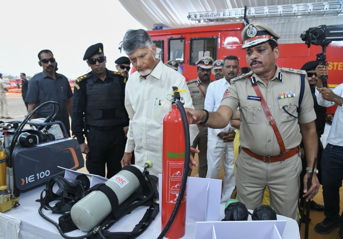 ncbn's tweet photo. దేశంలోని ఇతర రాష్ట్రాలకు ఆదర్శంగా ఉండేలా అగ్నిమాపక విపత్తు నిర్వహణ శాఖను రూ.252 కోట్లతో ఆధునీకరిస్తున్నాము. ఇందులో భాగంగా  రూ.33 కోట్లతో 25 అధునాతన అగ్నిమాపక శకటాలు,  హై ప్రెషర్ పంప్‌లు కలిగిన 40 క్విక్ రెస్పాన్స్ వాహనాలు, 50 ఇన్ ఫ్లేటబుల్ రబ్బర్ బోట్లు, 30 బీఏ సెట్ కంప్రెసర్లను అగ్నిమాపక శాఖ కొనుగోలు చేసింది. అమరావతి పరేడ్ గ్రౌండ్ నుంచి నూతన వాహనాలను జెండా ఊపి ప్రారంభించాను. సమర్థవంతమైన సేవల��ో ప్రజల మన్ననలు పొందాలని సూచించాను