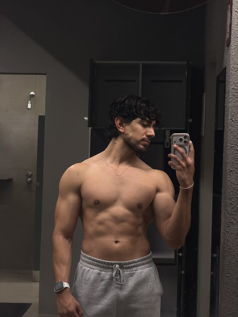 LeoPadr2's tweet photo. El nivel de baja autoestima que he tenido últimamente, incluso más baja que antes de empezar en el gym. https://t.co/OZVcrUyUcA