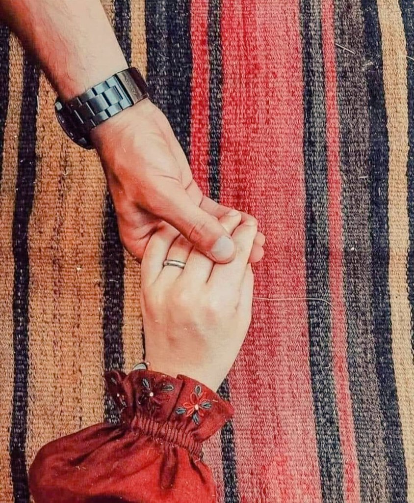 AwAw1680589's tweet photo. غِب ما تشاءُ فمَا عليكَ عِتاب
وارجِع فمِن حقِّ الحبيبِ إيَاب

أنا لا أردُّ ببابِ قلبيَ عابِرًا
أوكيفَ لو وقفُوا بهِ الأحبابُ؟

إن لَم تجِد في الكونِ بَابًا لِلهوى
         فأنا وقلبي كُلُّنا أبوابُ https://t.co/6wMbD2uf1c