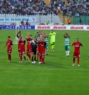 Bundan 14 yıl önce, 7 Nisan 2012 tarihinde Bursaspor deplasmanında kalesinde bir penaltı çıkaran ve maç boyunca kalesinde devleşerek rakibe gol fırsatı vermeyip 8 maç kalesine gole kapatan efsane kalecimiz; Žydrūnas Karčemarskas 🧤
#𝐄𝐅𝐒𝐀𝐍𝐄𝐊𝐀𝐑𝐂𝐄 👑